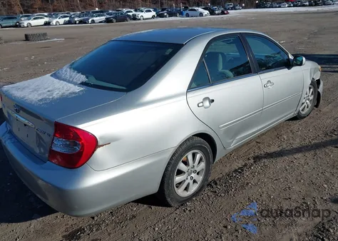 2002 Toyota Camry Xle z USA, uszkodzony, nr VIN 4T1BE30K82U042419